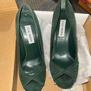 "Emerald Elegance: Steve Madden Green Suede Peep-Toe Heels, Size 9, In Box!"
